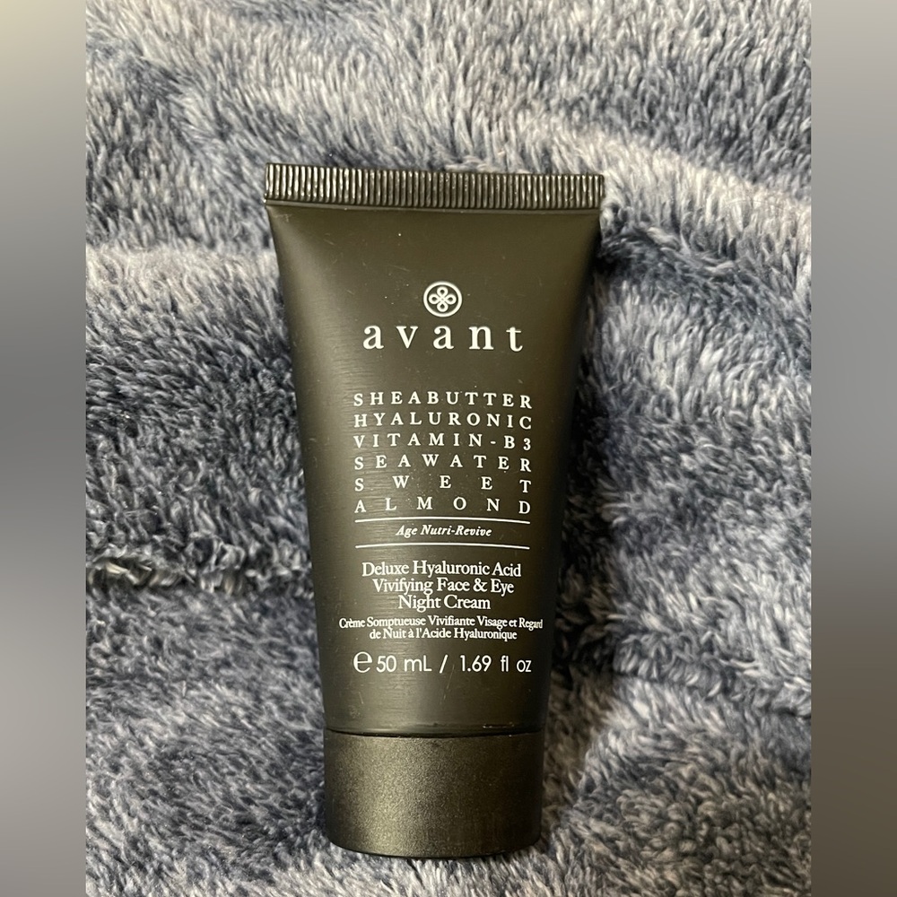 Avant Sheabutter Hyaluronic Vitamin B3 Vivifying Face and Eye Night Cream.